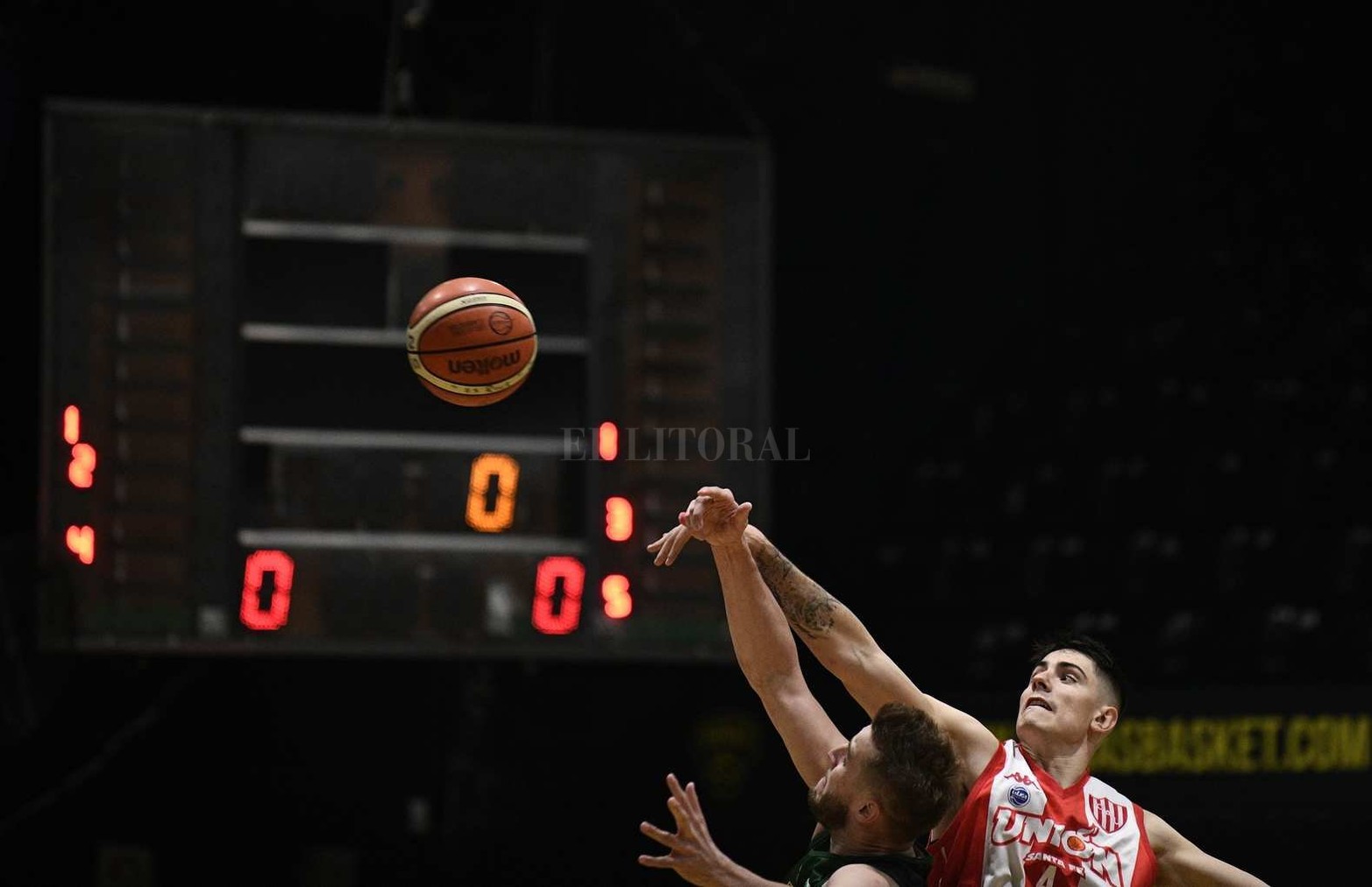 El primer partido de cinco de la final de la Liga Argentina, Unión ganó cómodo ante Villa Mitre de Bahía Blanca.