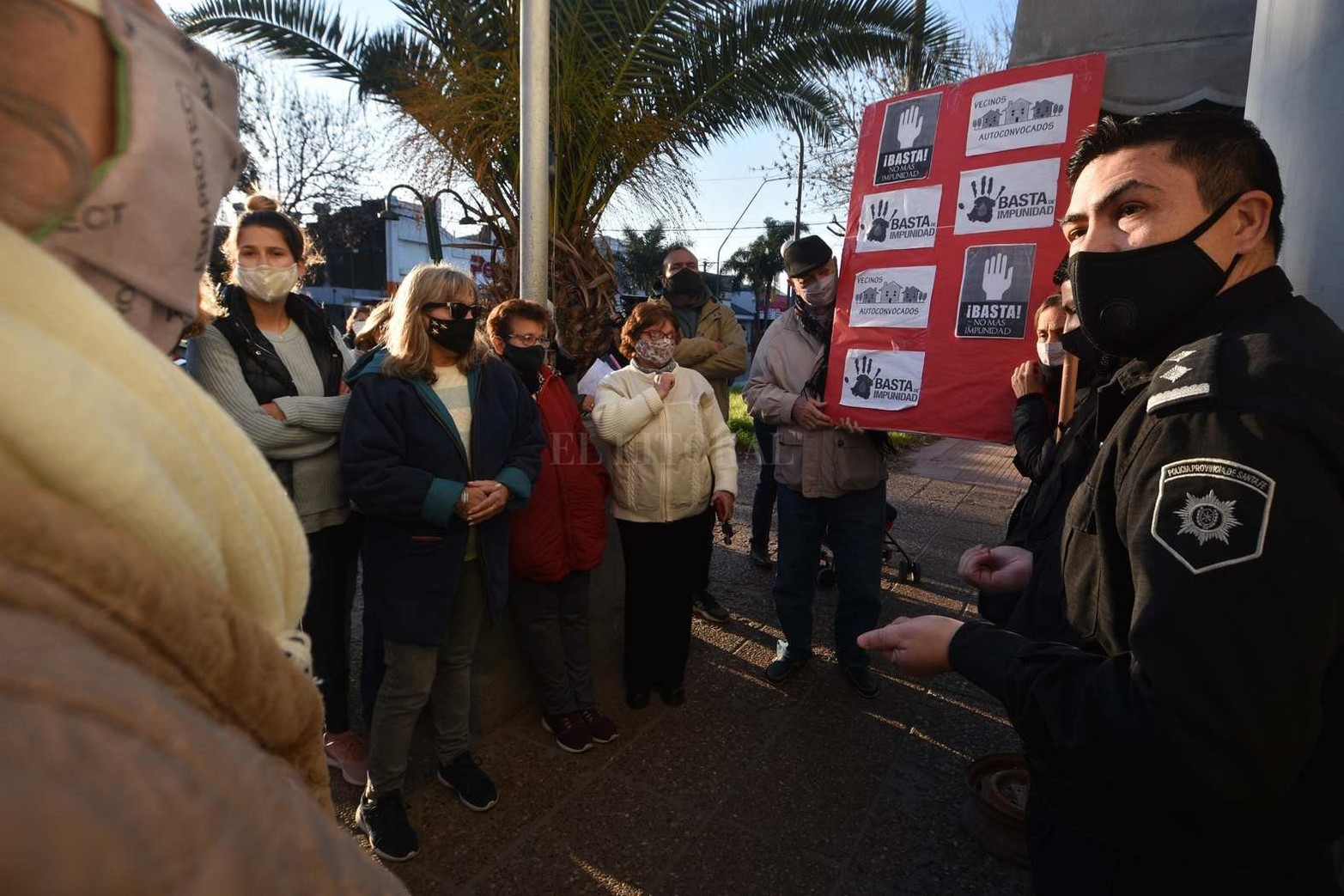 Vecinos de barrio Guadalupe protestaron este martes ante la seccional octava, reclamando por hechos de inseguridad que ocurren con mucha frecuencia en la zona.