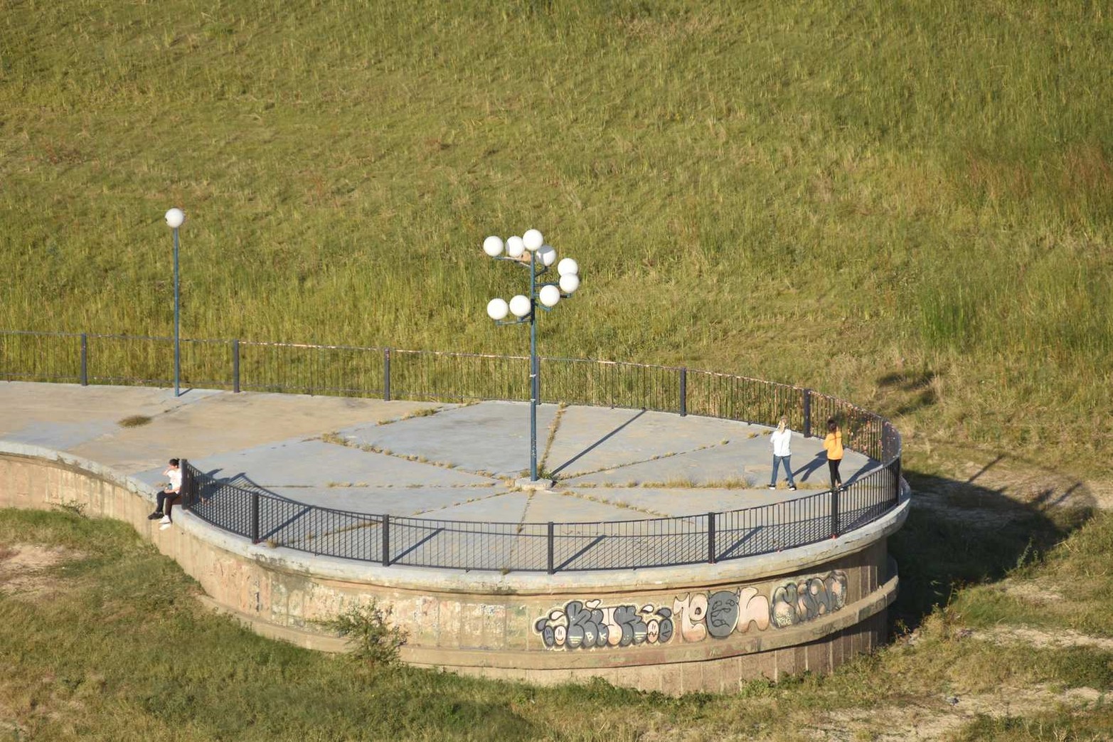 El espigón I. Por muchos años lo vimos rodeado de agua. La prolongada bajante que lleva mas de un año deja este encuadre que quedará en la historia.