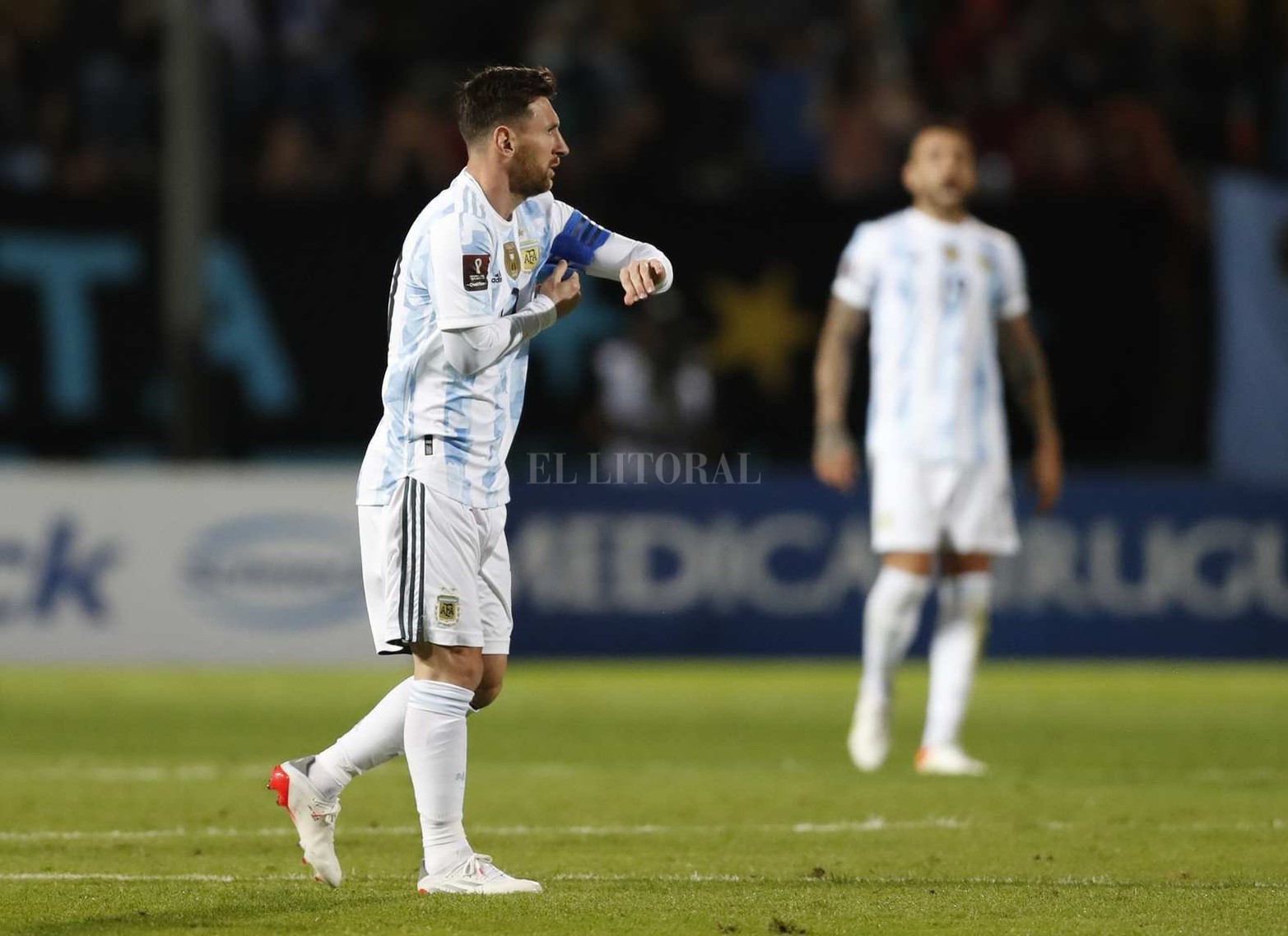 Argentino volvió a ganar (a Uruguay 1 a 0 en Montevideo) y se encamina a clasificar sin sobre salto al mundial de fútbol a disputarse en Qatar.