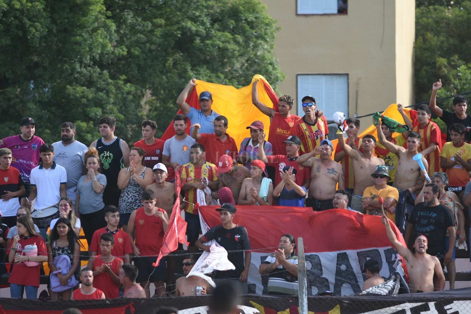 Fútbol Liga_Incidencias y color de los partidos disputados en canchas de Banco y Las Flores II 
entre los locales y  Belgrano de Coronda y Alto Verde respectivamente .