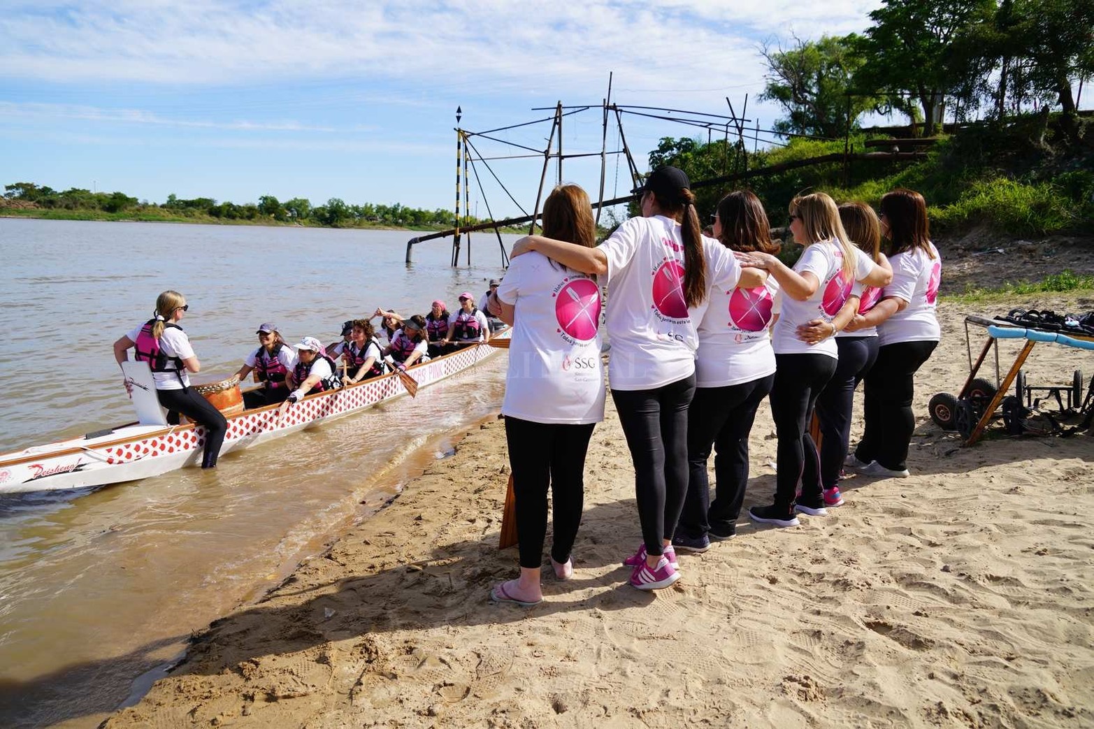 Las chicas Pink cumplieron el sueño de tener su imponente góndola china. Son sobrevivientes de cáncer de mama.