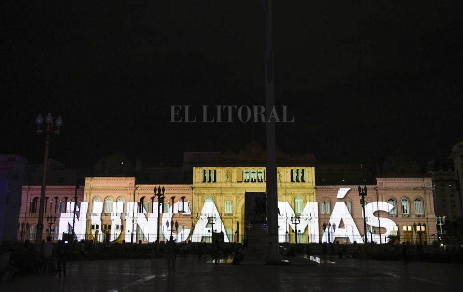 El Gobierno Nacional  proyectó sobre la Casa Rosada, a través del sistema mapping, imágenes de la lucha de las madres y abuelas de Plaza de Mayo al conmemorarse el 45 aniversario de haber iniciado el golpe de Estado Cívico Militar.