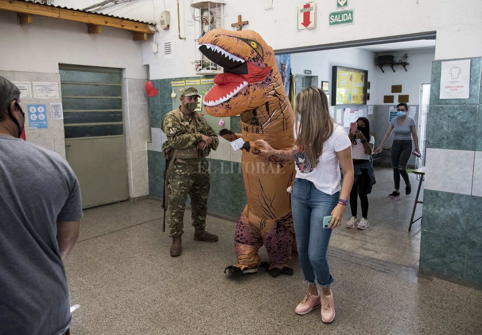 En Rosario, en una de las escuelas que balearon en la madrugada del domingo, apareció un ciudadano vestido de dinosaurio.