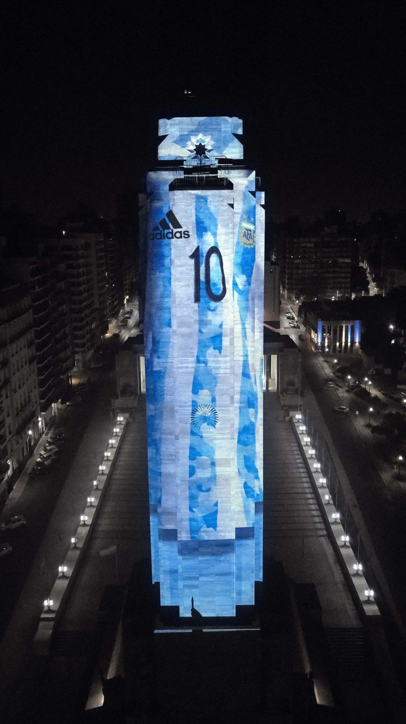 El Monumento a la Bandera de Rosario, ciudad natal de Lionel Messi, se iluminó este viernes por la noche con los colores celeste y blanco y fue soporte de un video mapping.
