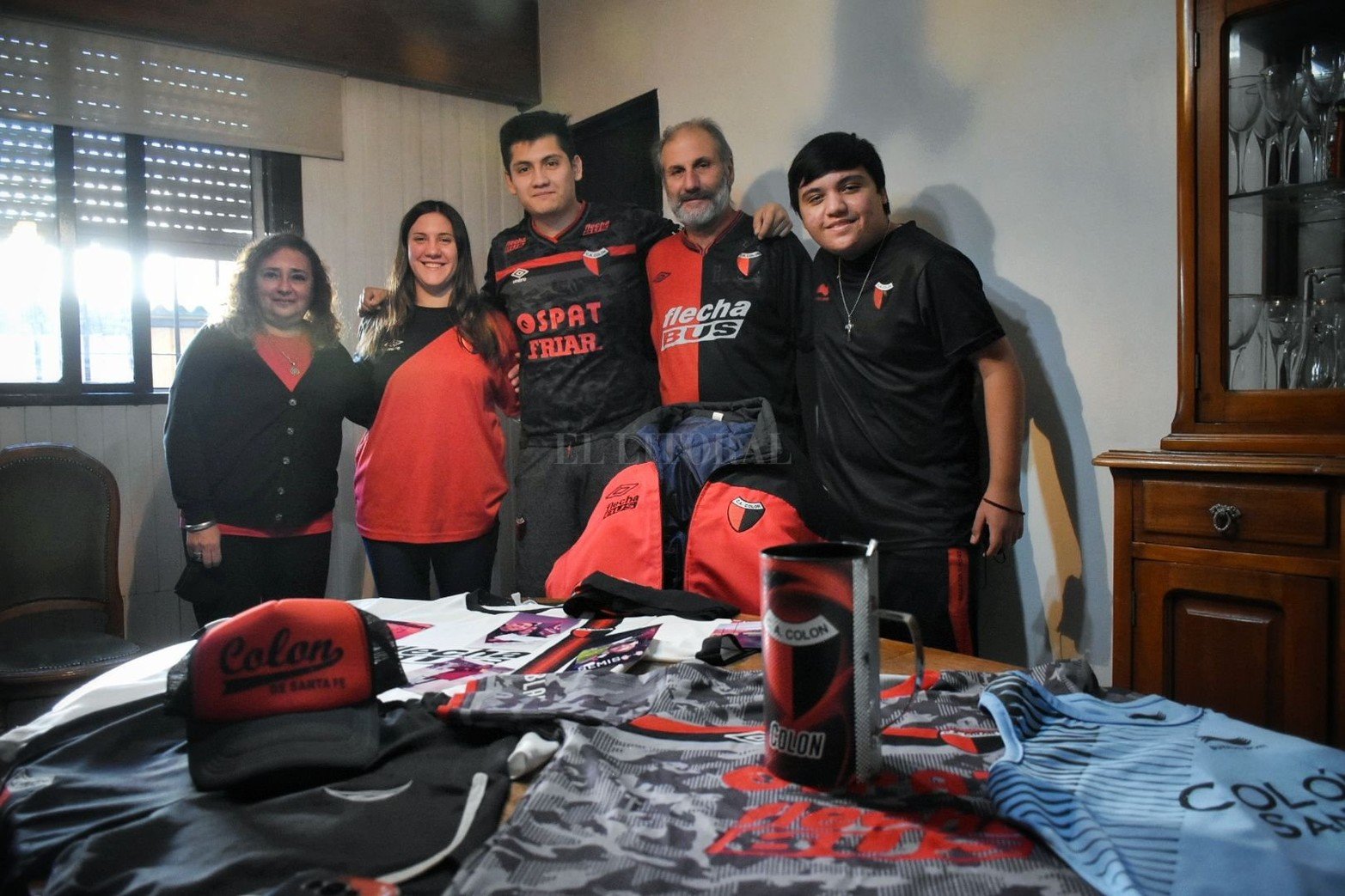 Los Aloy son una familia sanjuanina muy especial, todos son hinchas fanáticos del "sabalero". Jorge, el papá, es oriundo de Santo Tomé. En Santa Fe conoció a Claudia y juntos viven en San Juan desde hace 27 años. Sus hijos Santiago y Andrés, junto a Agustina (novia de Andrés), también son de Colón.