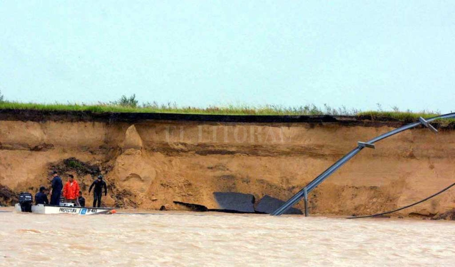 Febrero de 2003. Los buzos pudieron retirar a las cinco personas atrapadas. 10 metros de profundidad había en esa zona.