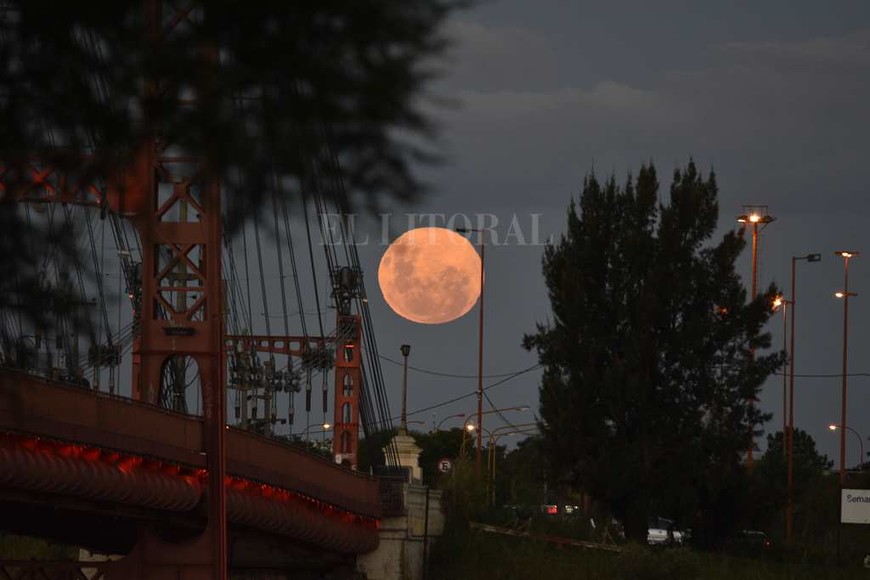 Así se observó la luna llena desde el puente Colgante