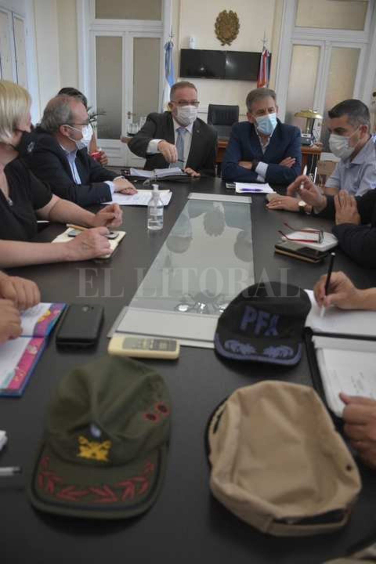 Llegan 100 gendarmes a Santa Fe Capital. La reunión en el Ministerio de Seguridad de la provincia la encabezaron Jorge Lagna y el intendente Emilio Jatón. Participaron de la mesa de coordinación, fuerzas de seguridad provinciales y nacionales.