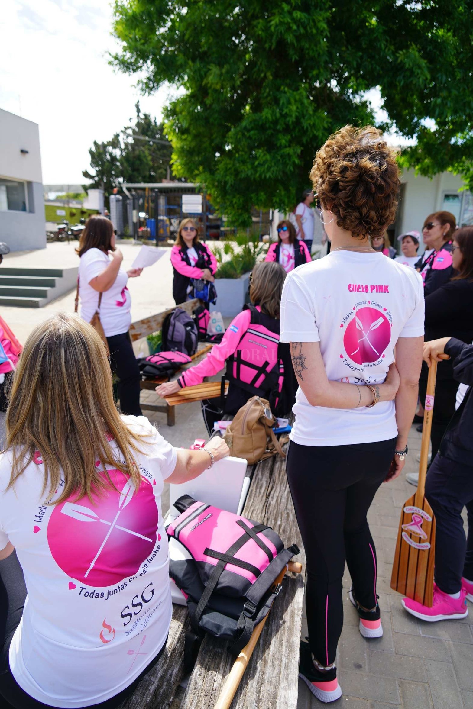 Las chicas Pink cumplieron el sueño de tener su imponente góndola china. Son sobrevivientes de cáncer de mama.