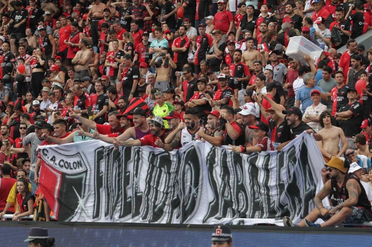 Asunción del Paraguay. Sábado 9 de noviembre de 2019. Primera final organizada por la Conmebol con partido único. Colón logró una movilización histórica a otro país: 40.000 personas. Aquella final perdió 3 a 1 con Independiente del Valle de Ecuador.