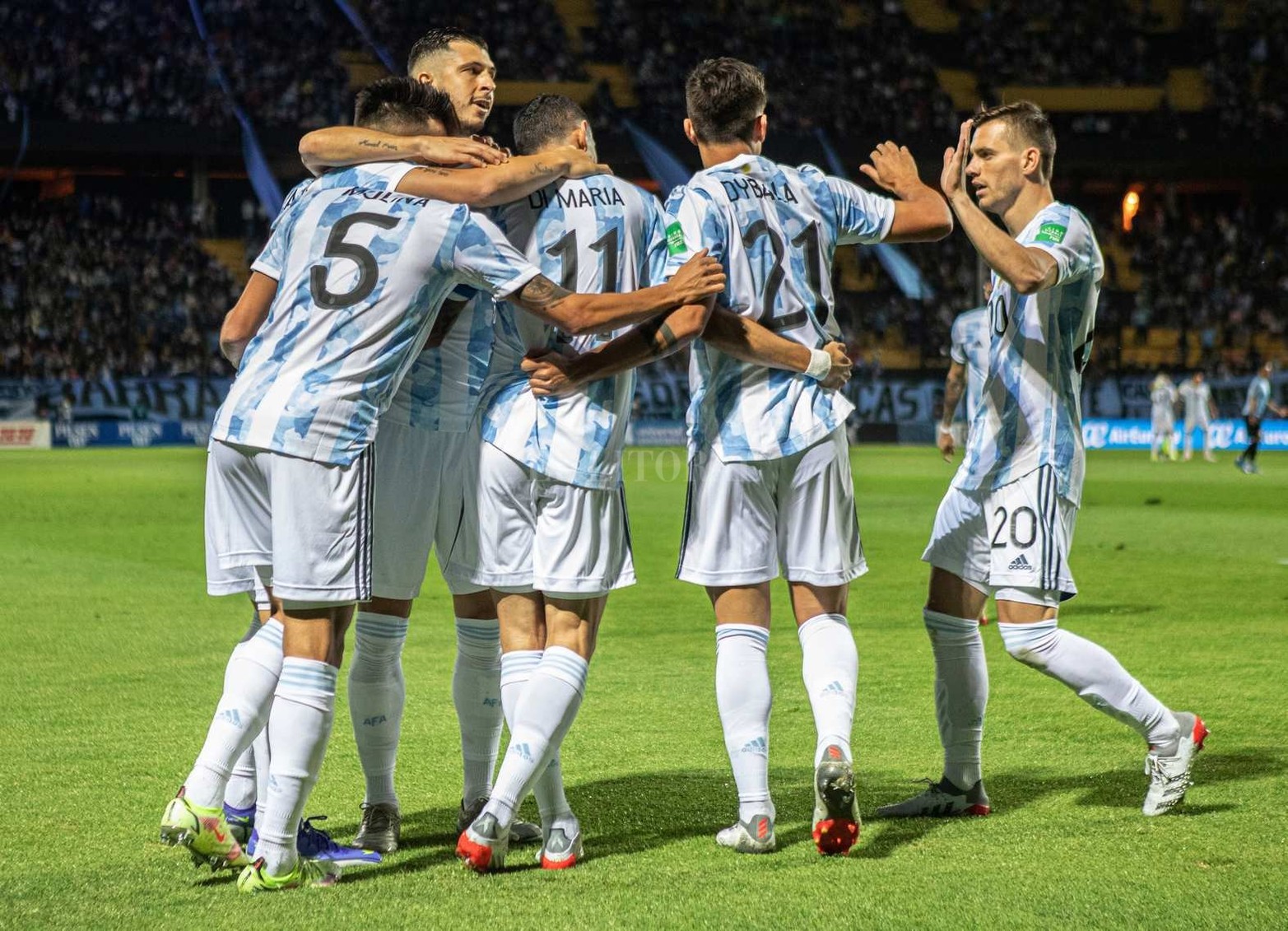 Argentino volvió a ganar (a Uruguay 1 a 0 en Montevideo) y se encamina a clasificar sin sobre salto al mundial de fútbol a disputarse en Qatar.