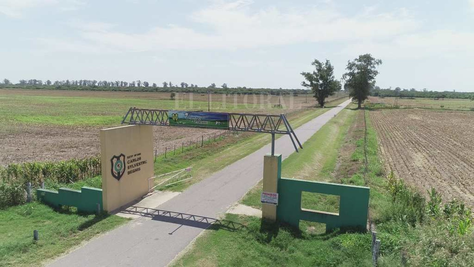 La Escuela Agrotécnica Nº 299 Carlos Sylvestre Begnis, lleva 55 años formando alumnos con especialidades en la producción rural. Hay 14 unidades didáctico-productivas. El predio es de 500 hectáreas.