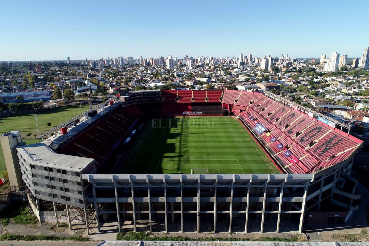 Empieza de día, termina de noche. El primer tiempo se jugará con la tardecita del domingo y finalizará cerca de las 20.00. Al límite del inicio de la restricción para circular.