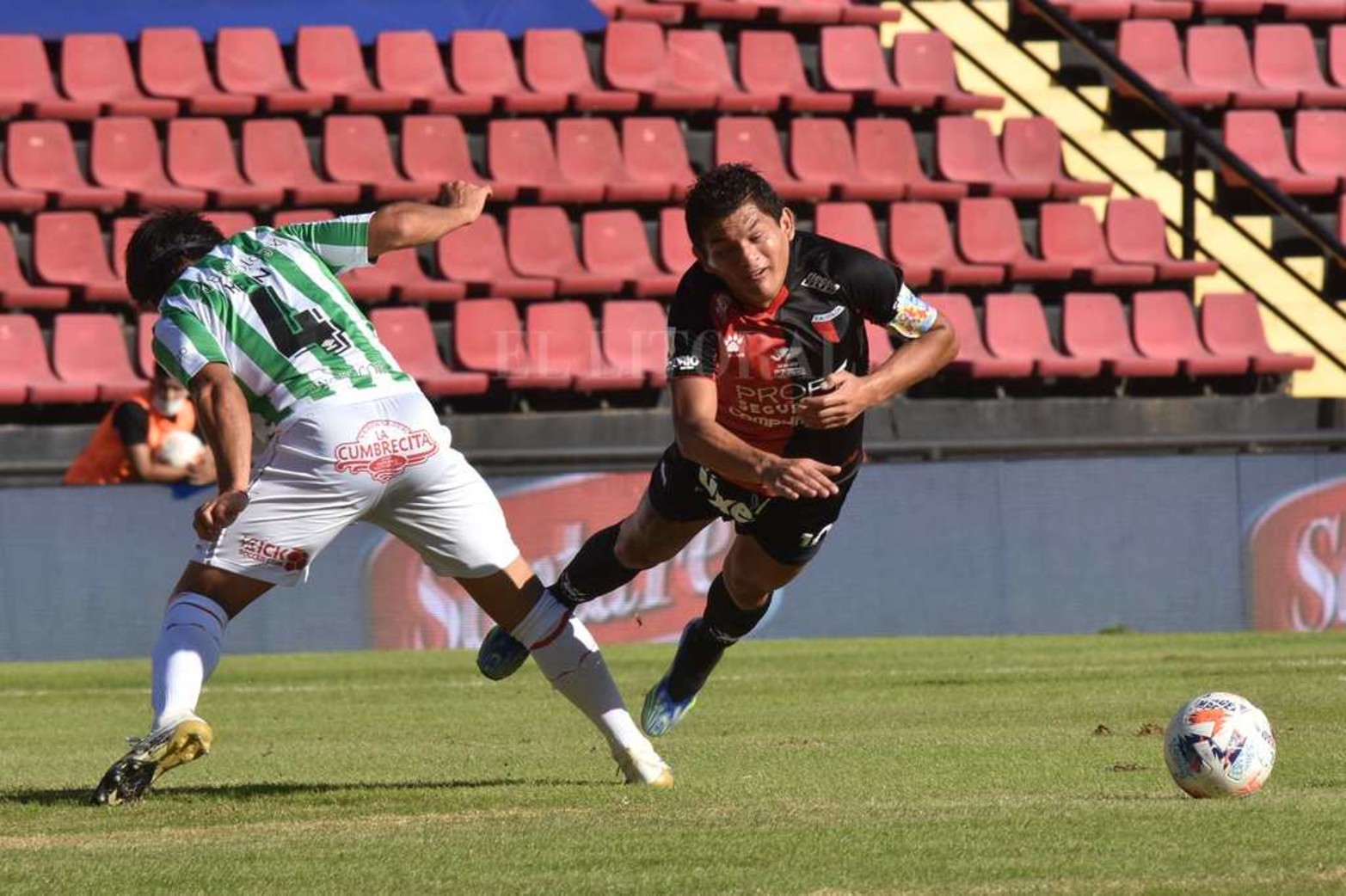 Colón empató 0 a 0 con Argentino y sigue invicto y puntero en el torneo de la liga profesional de fútbol.