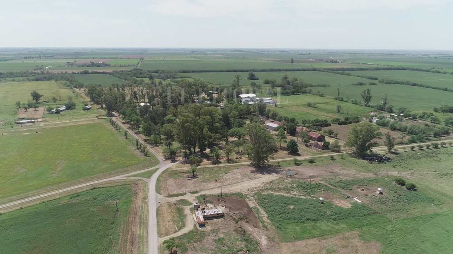 La Escuela Agrotécnica Nº 299 Carlos Sylvestre Begnis, lleva 55 años formando alumnos con especialidades en la producción rural. Hay 14 unidades didáctico-productivas.