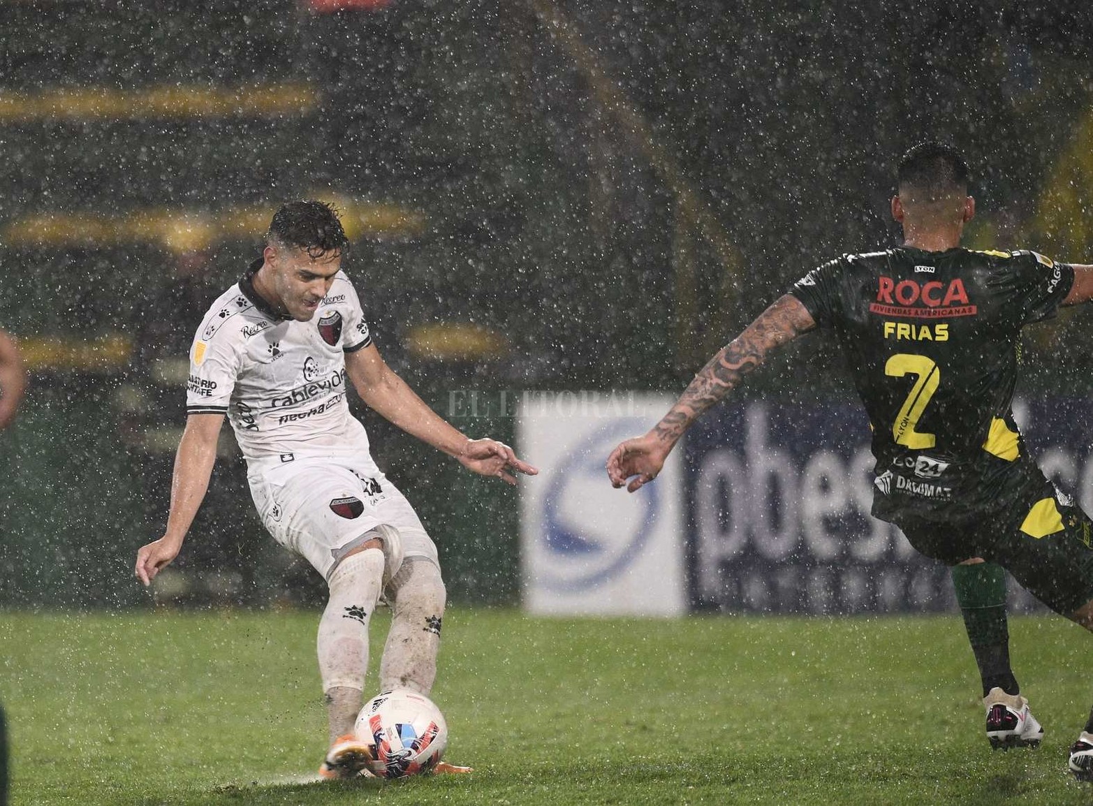 En Buenos Aires, Colón casi le saca el invicto a Defensa y Justicia. Empataron 1 a 1. El partido se jugó bajo la lluvia.