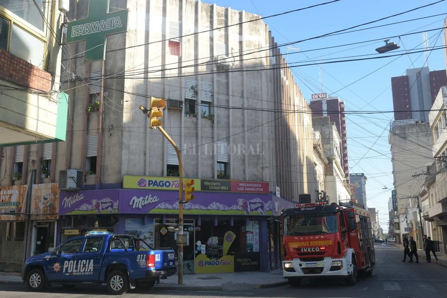 Humo en el tercer piso de edificio ubicado en el centro de la ciudad