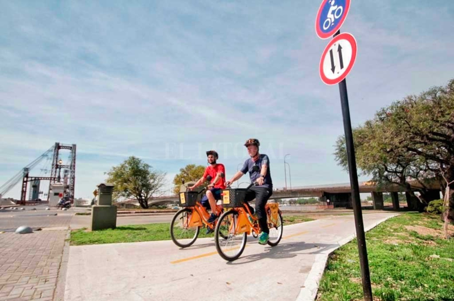 En 2018, el municipio conectó la costanera y la ciclovía de Vélez Sarsfield, con un tramo por debajo del Puente Oroño
