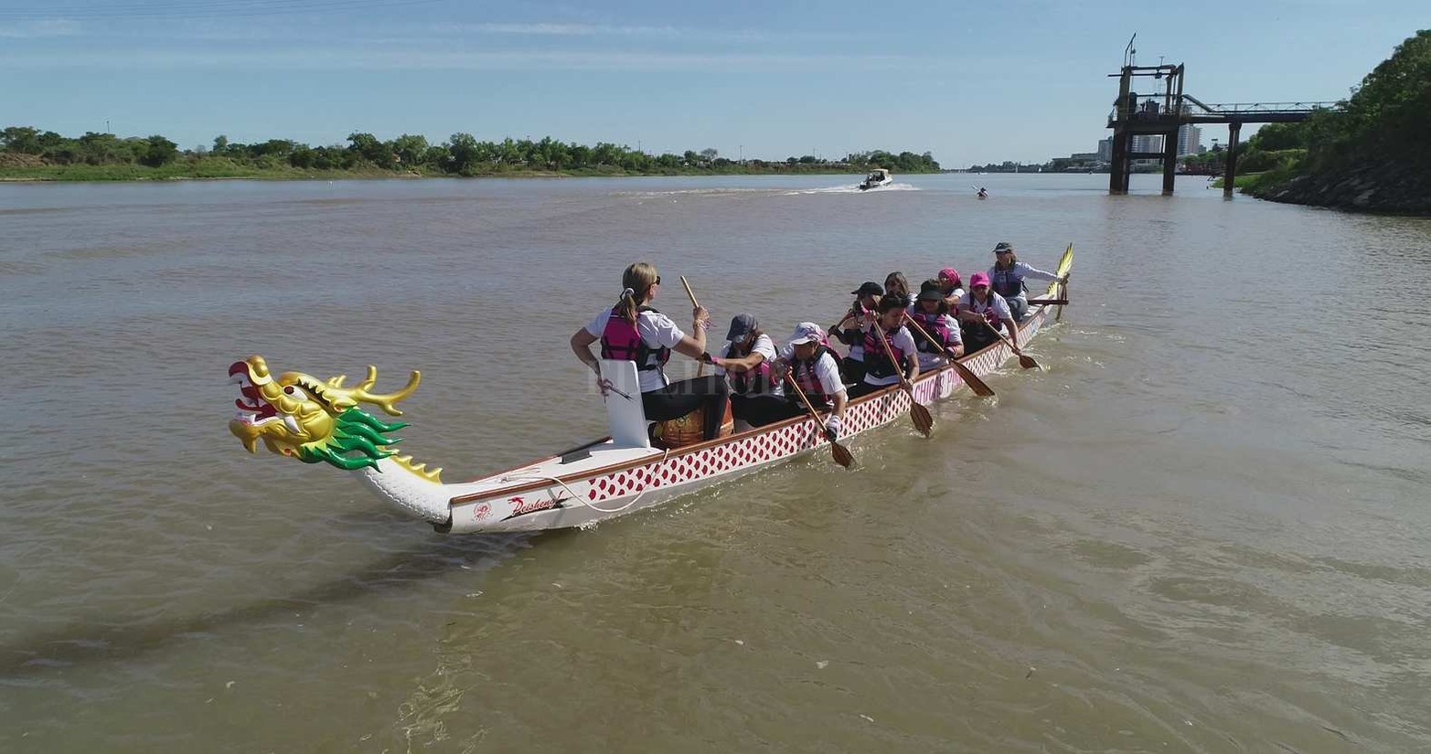 Las chicas Pink cumplieron el sueño de tener su imponente góndola china. Son sobrevivientes de cáncer de mama.