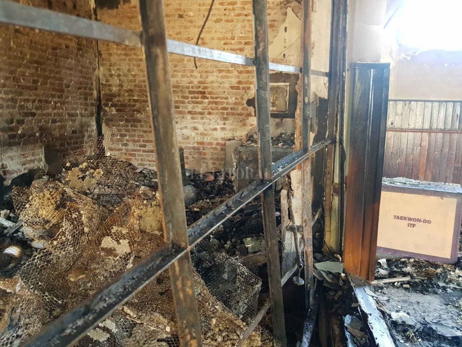 Un incendio de magnitud se desató en el interior del Club Social y Deportivo Santa Rosa. El fuego se concentró en la planta alta, en la sala de reunión de comisión directiva. Los daños fueron totales.
