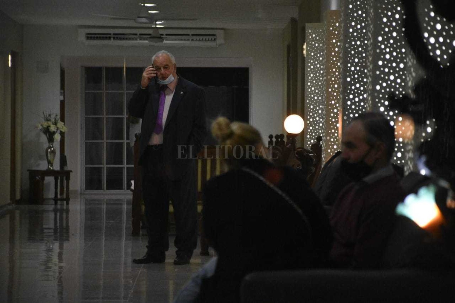 Desde temprano, familiares y allegados acompañan el velatorio del senador nacional. Reutemann murió hoy a los 79 años tras permanecer dos meses hospitalizado.