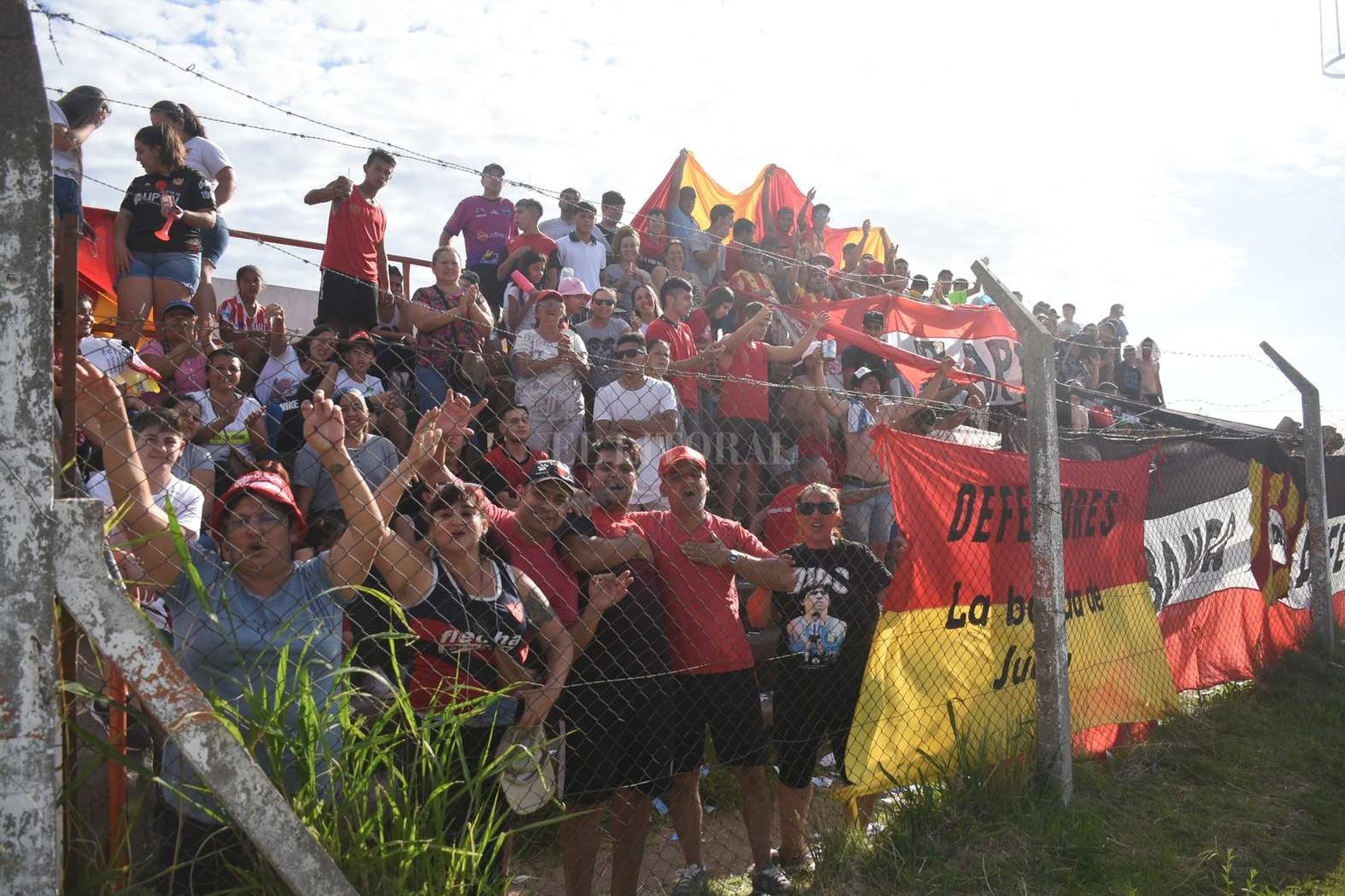 Fútbol Liga_Incidencias y color de los partidos disputados en canchas de Banco y Las Flores II 
entre los locales y  Belgrano de Coronda y Alto Verde respectivamente .
