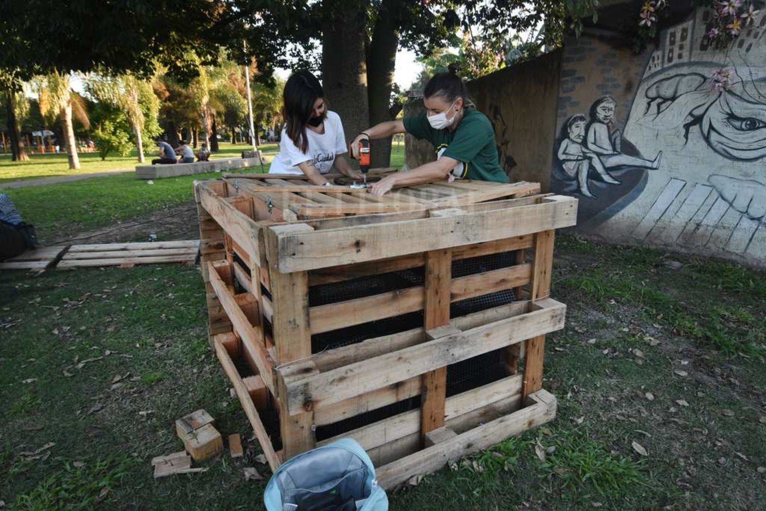 Fue instalada en la plaza Escalante. La prueba piloto será llevada adelante por los vecinos del barrio. Tiene entre sus objetivos disminuir la cantidad de residuos que se lleva a disposición final del relleno sanitario, y causar el menor impacto en el cambio climático.