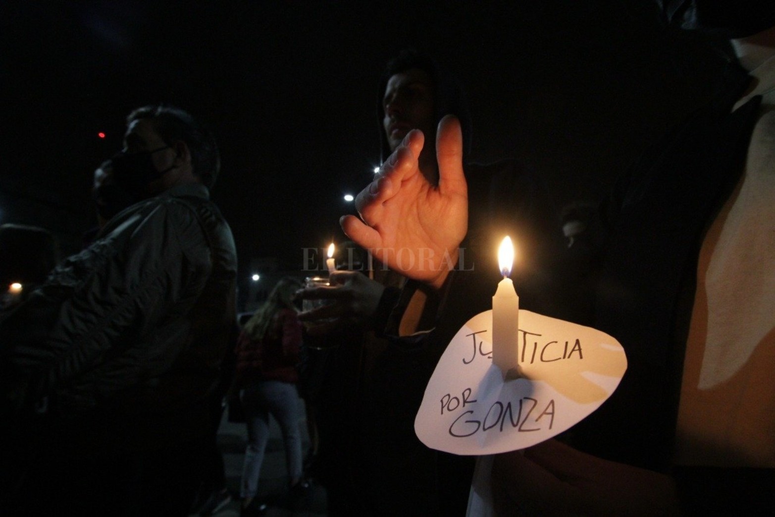 Familiares y amigos de Gonzalo Calleja se concentraron este jueves frente a los Tribunales de Paraná para pedir el esclarecimiento del crimen del joven contador.