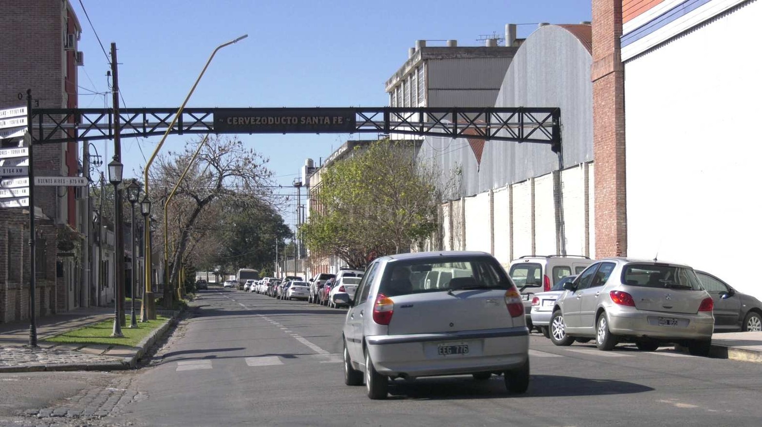 El cervezoducto de cerveza que atraviesa calle Calchines que une la planta industrial con el local gastronómico.