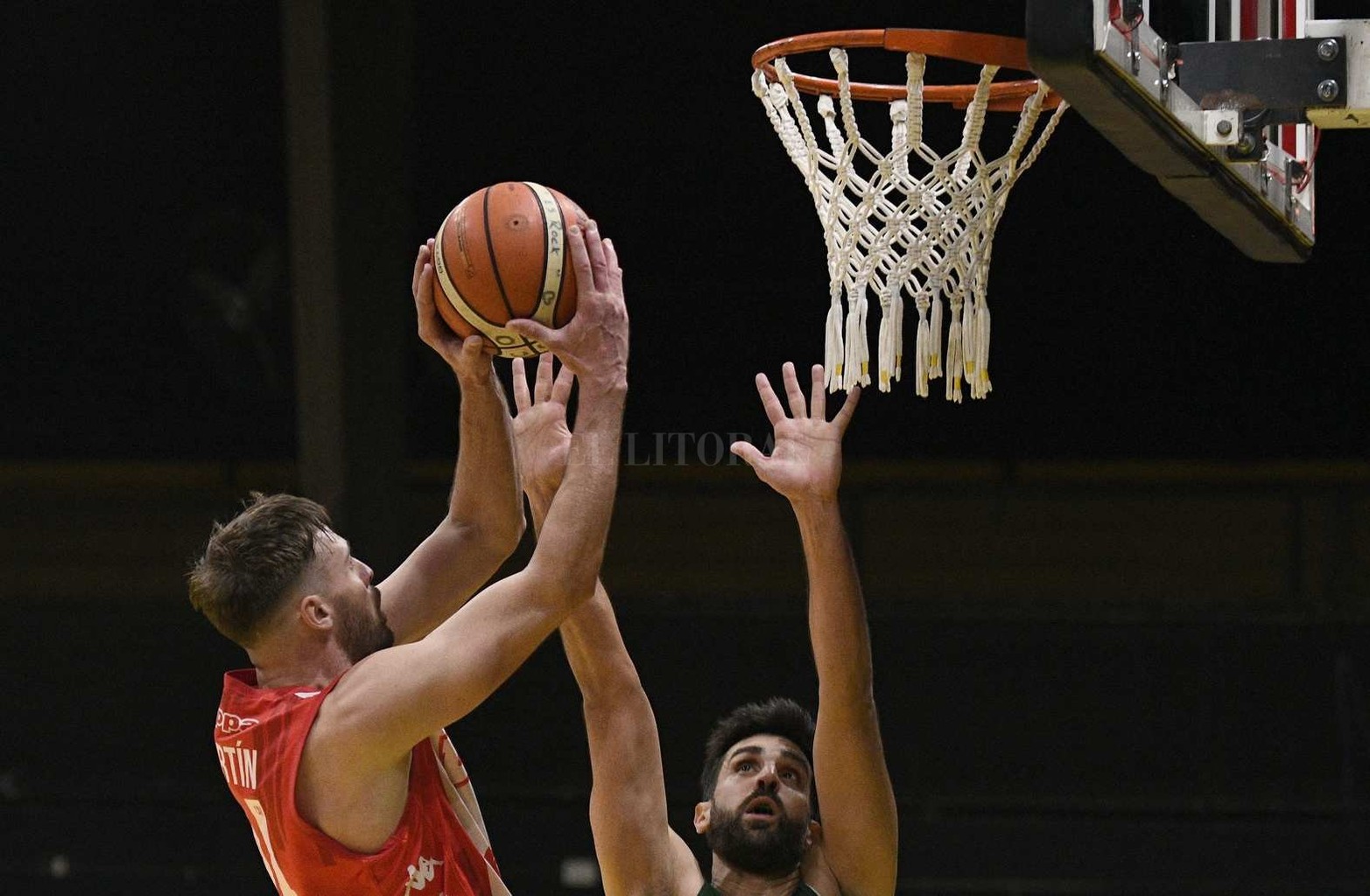 El primer partido de cinco de la final de la Liga Argentina, Unión ganó cómodo ante Villa Mitre de Bahía Blanca.