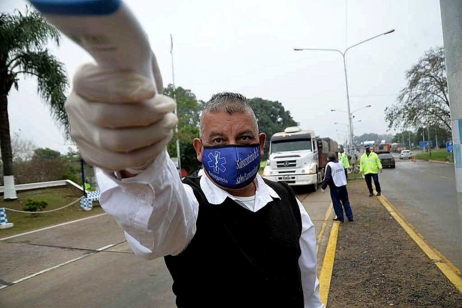 Control de temperatura en el túnel, lado de Entre Ríos. Lo hace personal municipal de Salud en horarios puntuales. Circulan unos 3.000 vehículos por día en estos meses.