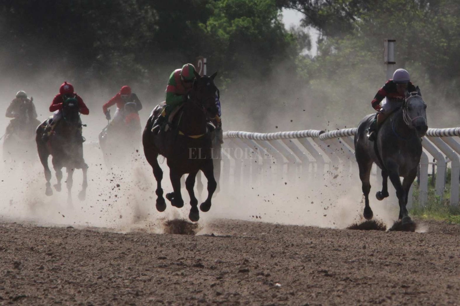 Santo Tirso se adjudicó el clásico San Jerónimo en la carrera de 1.100 metros disputada hoy en el hipódromo de Las Flores.