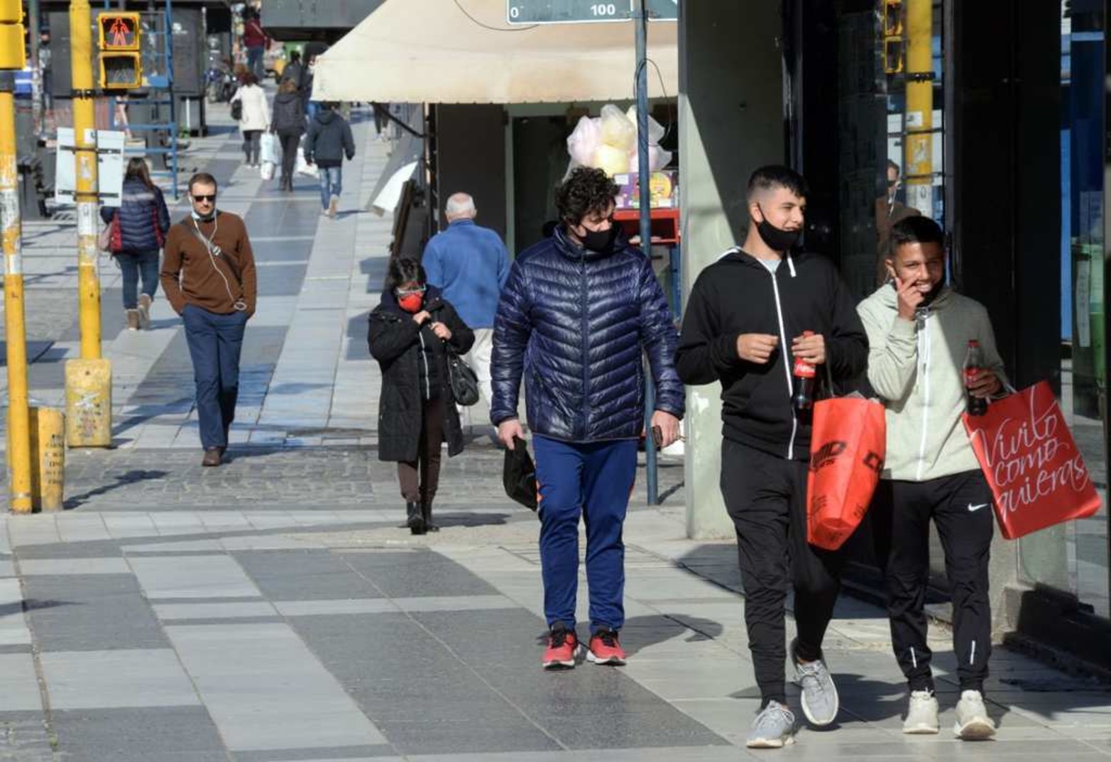 La Peatonal con subida y bajada. El centro comercial sigue abierto. Se suspendieron reuniones familiares, salidas recreativas y bares.