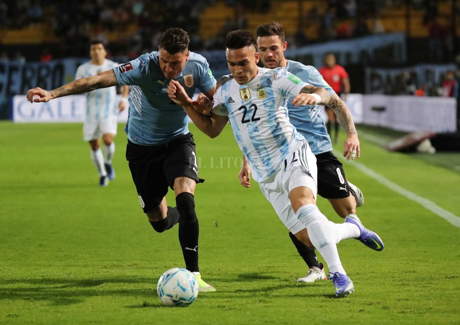 Argentino volvió a ganar (a Uruguay 1 a 0 en Montevideo) y se encamina a clasificar sin sobre salto al mundial de fútbol a disputarse en Qatar.