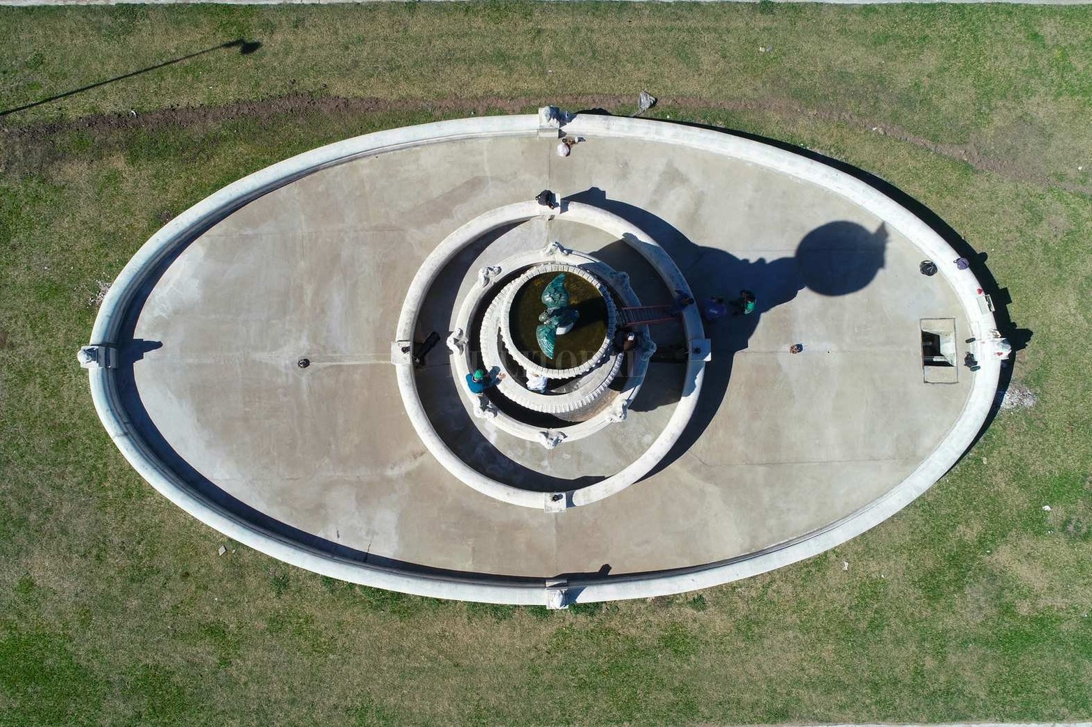 Escultura con historia. La Fuente de la Cordialidad vuelve a lucir sus mejores galas como la puerta de entrada a Santa Fe. Fue restaurada por Eduardo Gómez en un trabajo encargado por el municipio.
