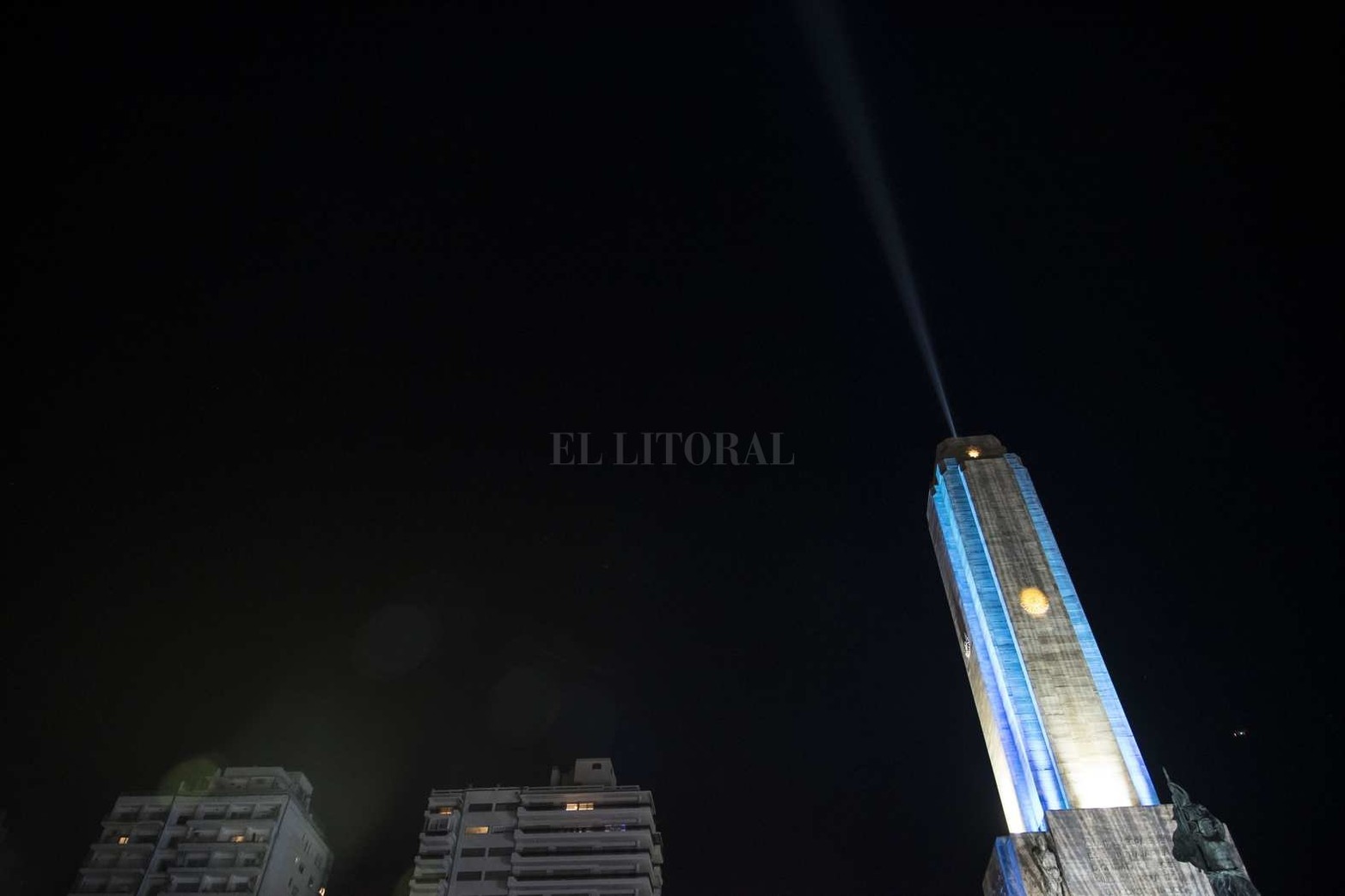 Desde este viernes y hasta el lunes inclusive así lucirá a la noche el monumento a a Bandera en la ciudad de Rosario.