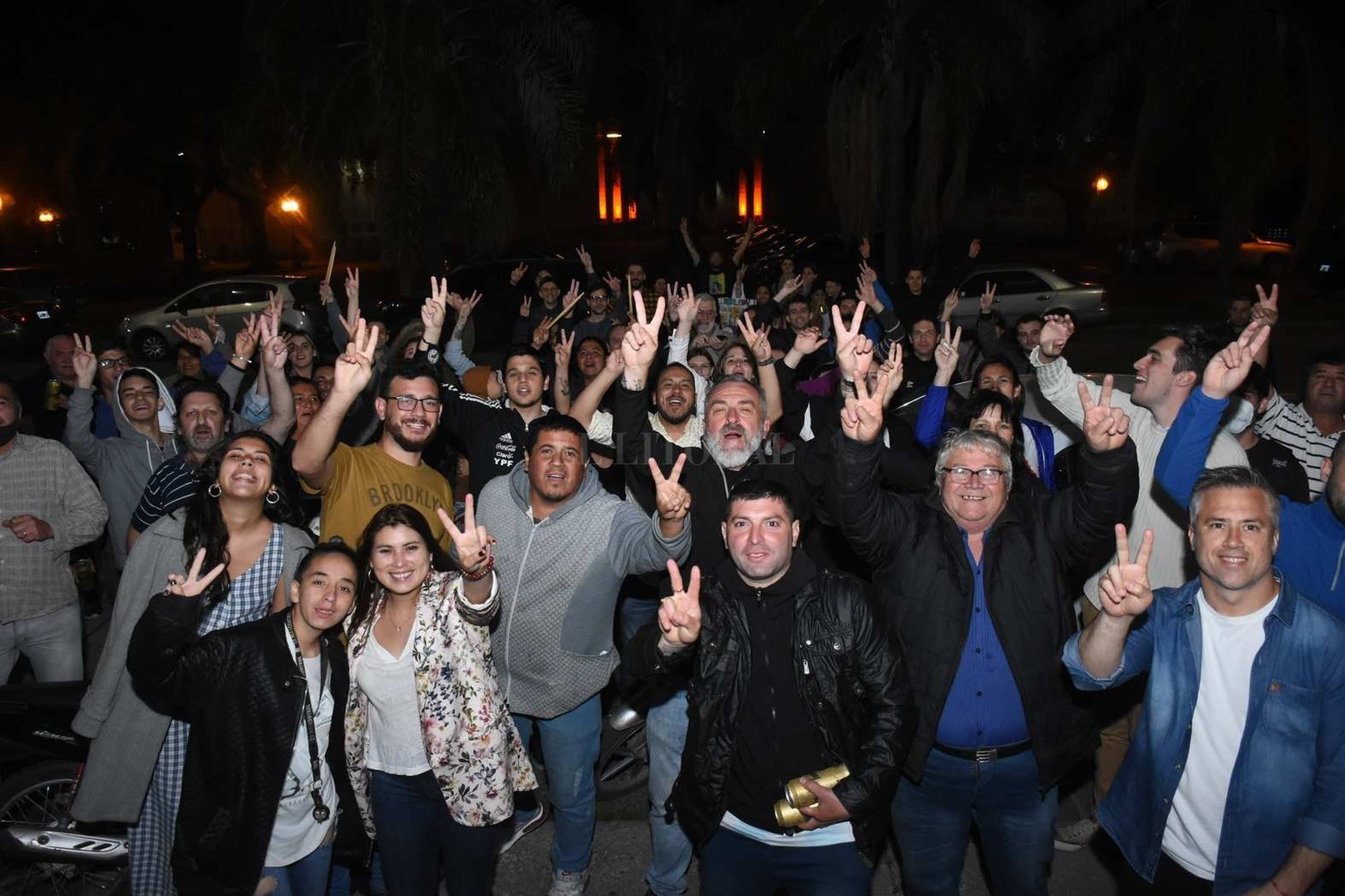 Alejandro Rossi que perdió la interna a concejal posó para la foto junto a sus militantes.
