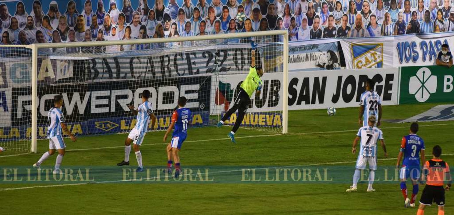 Unión sufrió su primera derrota en la Liga profesional al caer 3 a 1 contra Atlético Tucumán.