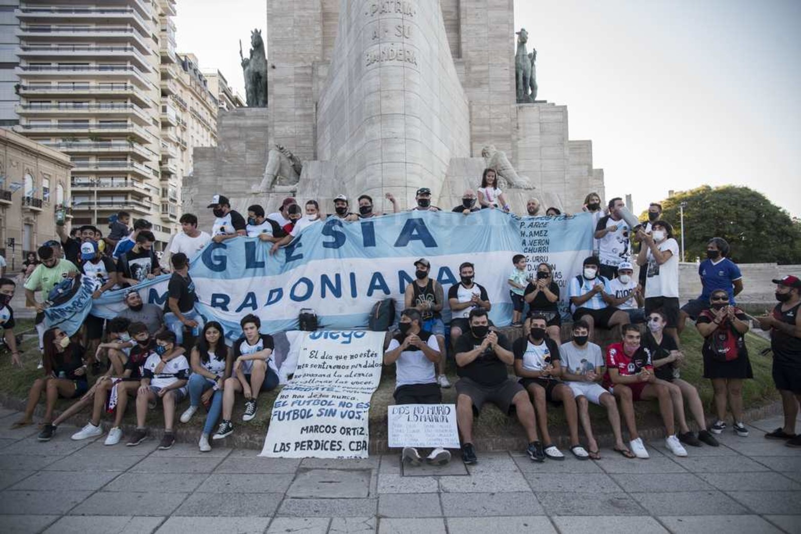 El Monumento a la Bandera fue el epicentro de la concentración en la ciudad de Rosario de los que piden por Diego Maradona.