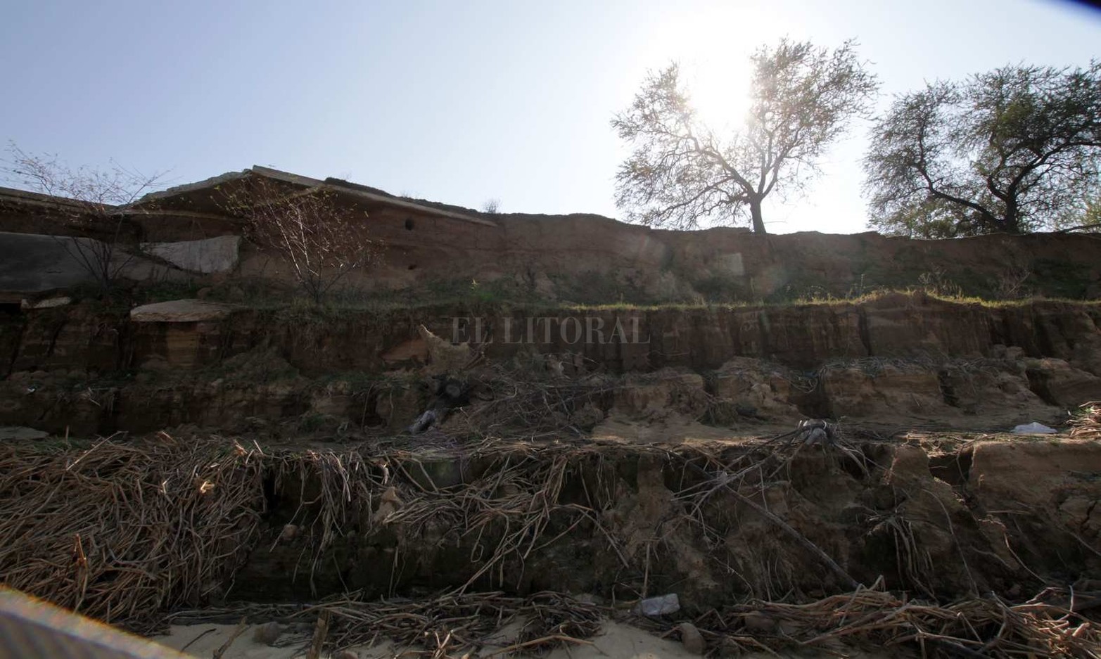 Las terrazas del suelo en la ex ruta 168. La bajante nos permite circular por lugares que estuvieron muchos años con agua.