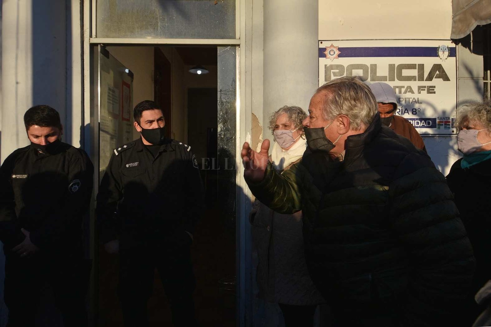 Vecinos de barrio Guadalupe protestaron este martes ante la seccional octava, reclamando por hechos de inseguridad que ocurren con mucha frecuencia en la zona.