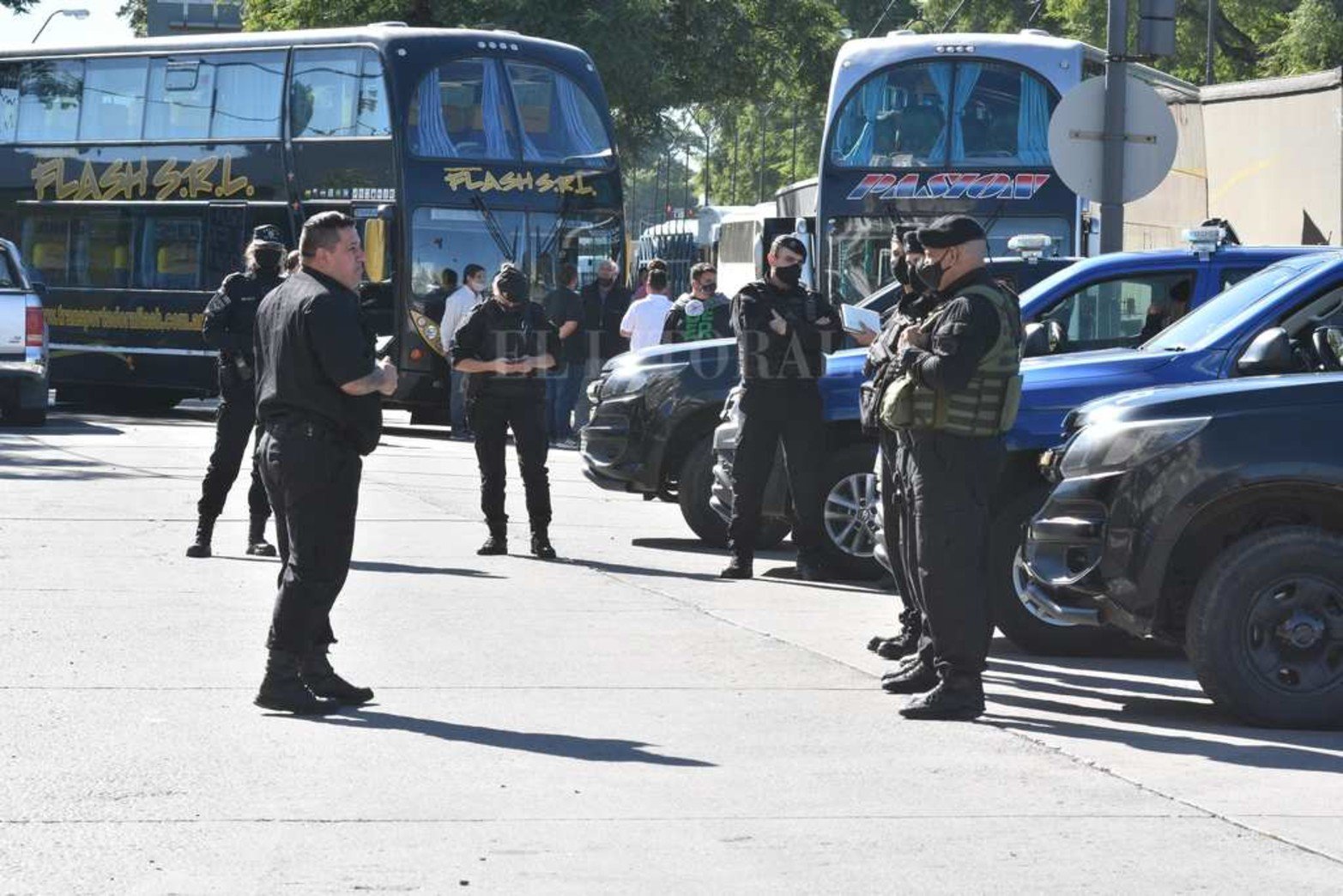 Segundo día de protesta y bloqueo a la terminal de ómnibus. Reclaman la mismas condiciones de trabajo que la líneas regulares de transporte de pasajeros.