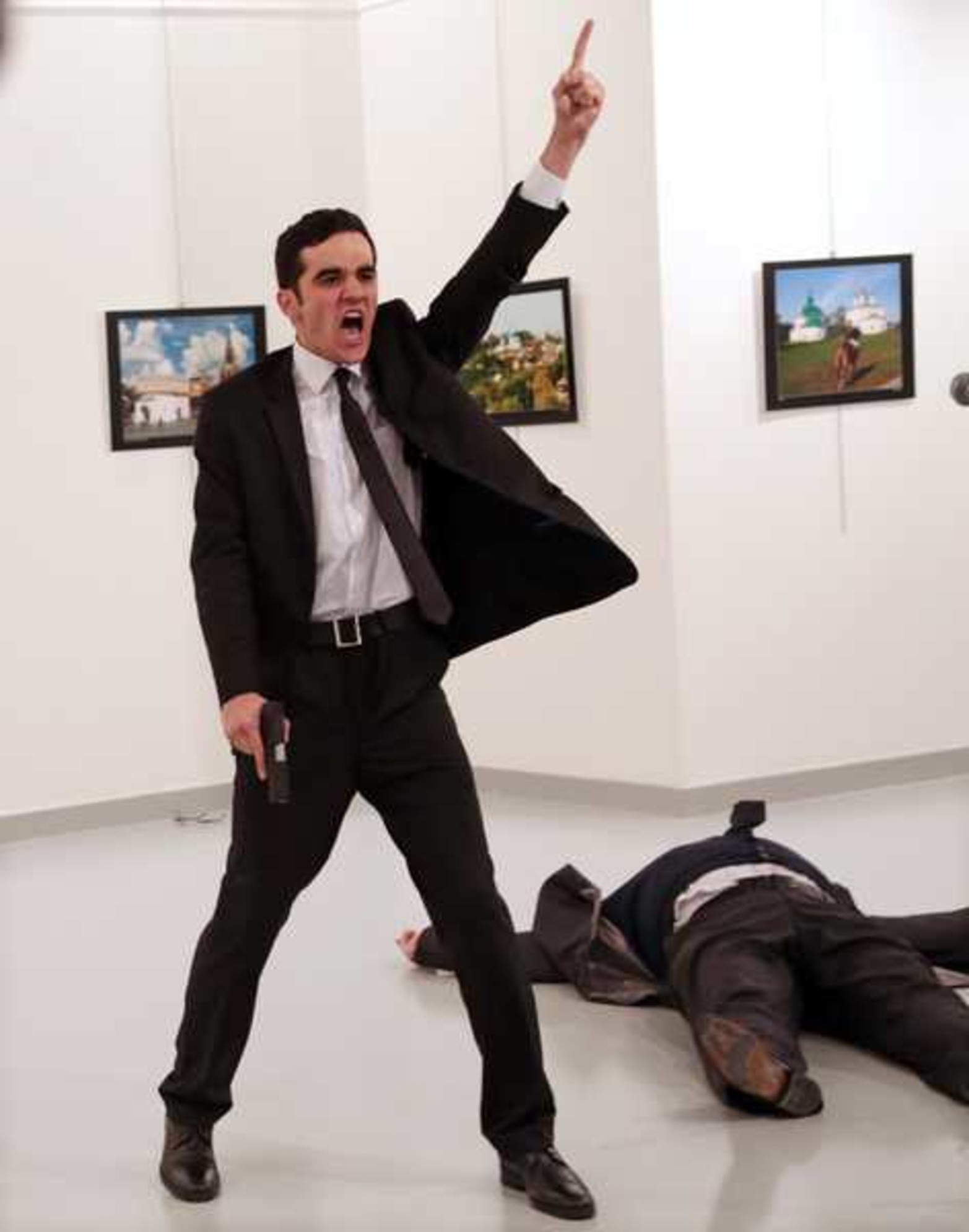 El embajador ruso en Turquía Andrei Karlov es asesinado en una galería de Arte de Ankara, Turquía, el 19/12/2016. La fotografía tomada por Burhan Ozbilici para AP fue premiada como Foto del Año en el 2017 World Press Photo.