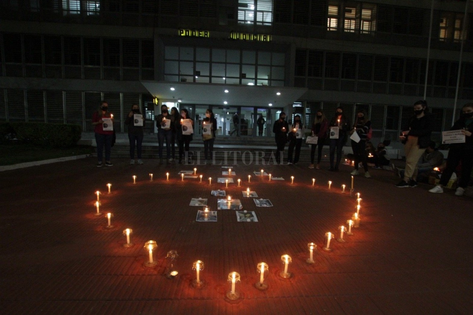 Familiares y amigos de Gonzalo Calleja se concentraron este jueves frente a los Tribunales de Paraná para pedir el esclarecimiento del crimen del joven contador.