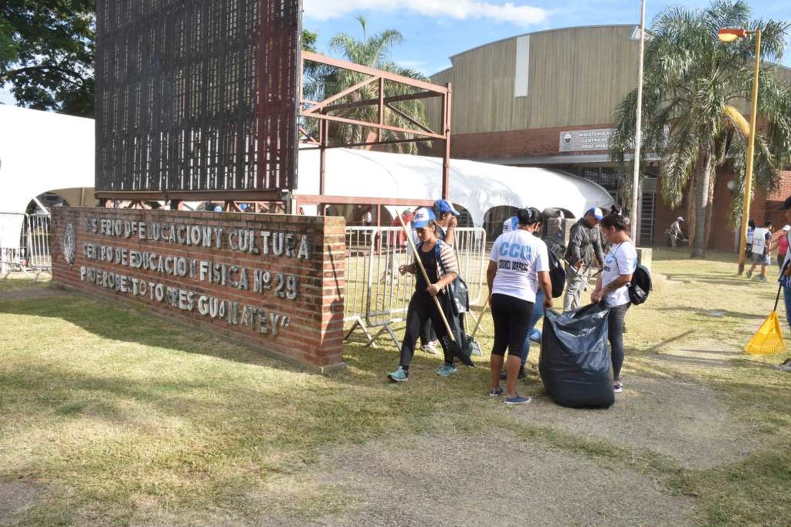 El lugar que suele utilizar el Ministerio de Educación para otorgar las titularizaciones docentes, se montó para la vacunación a los docentes. Es el Centro de Educación Física, ubicado en avenida Galicia y Las Heras.