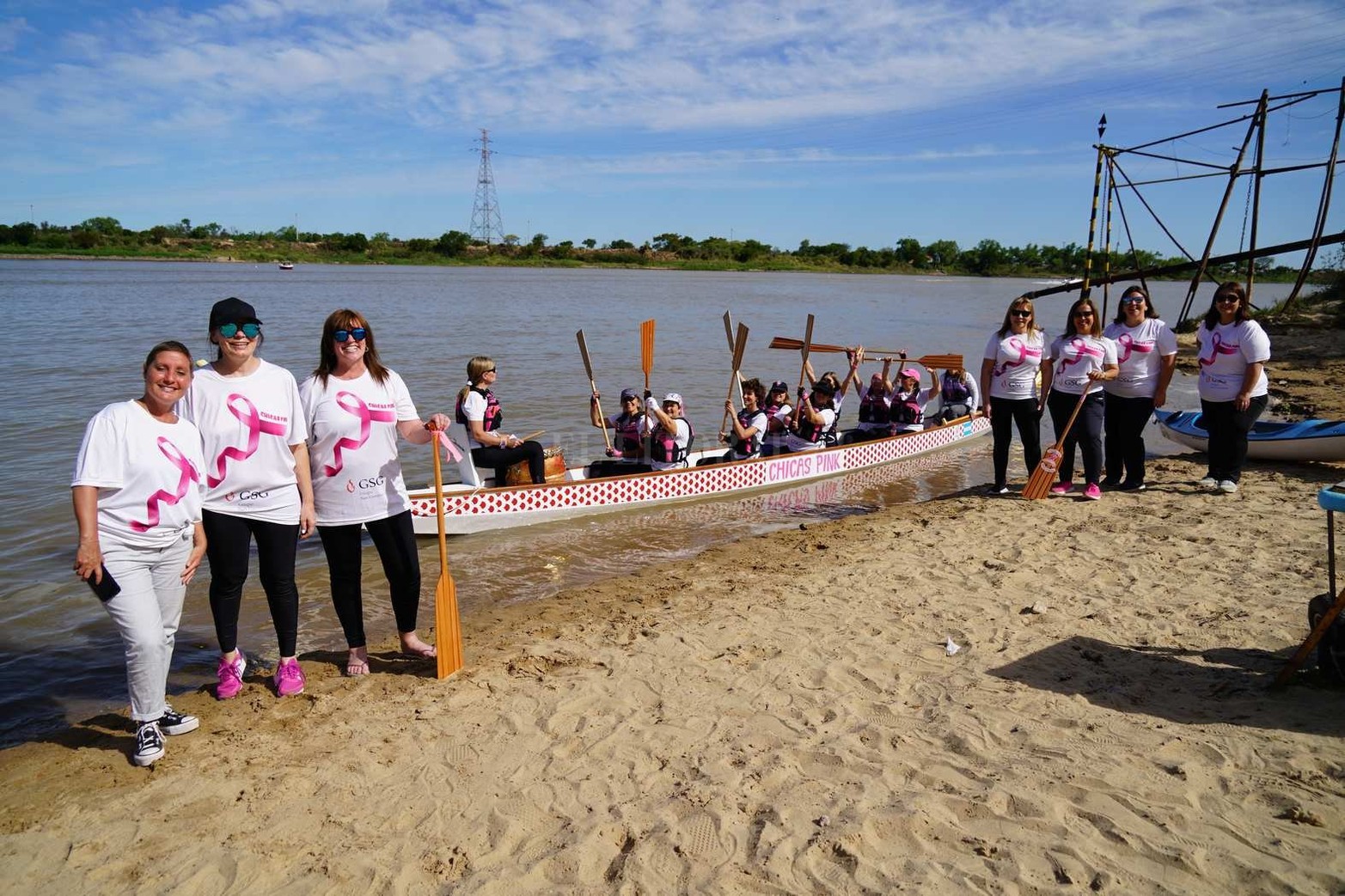 Las chicas Pink cumplieron el sueño de tener su imponente góndola china. Son sobrevivientes de cáncer de mama.