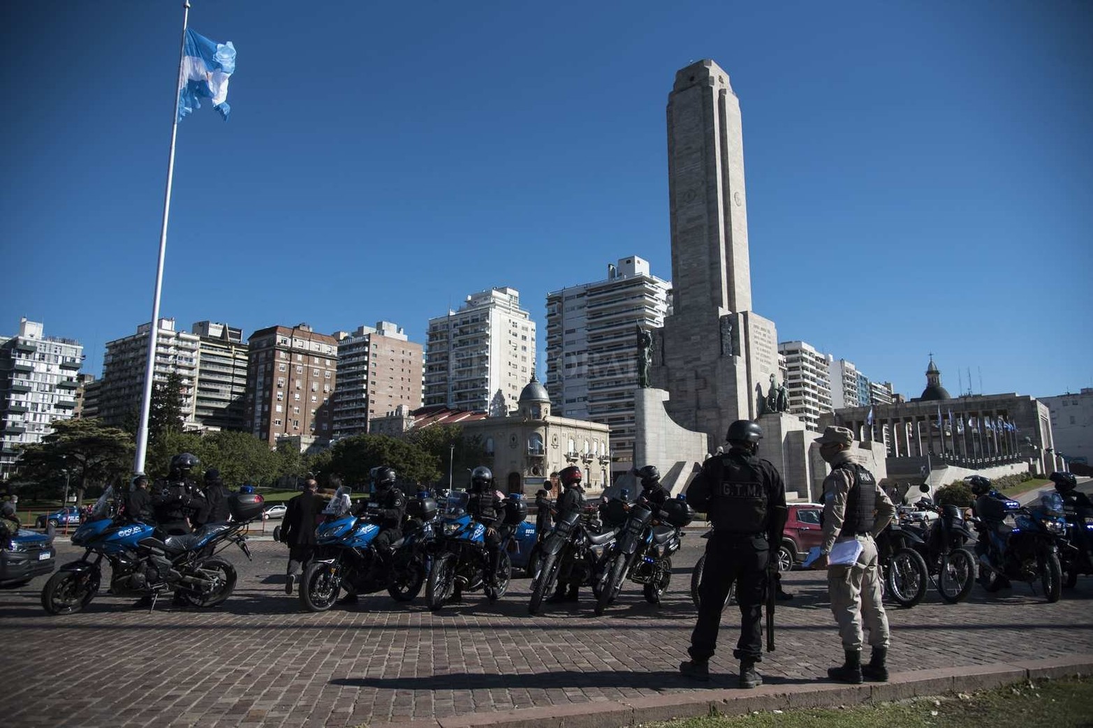 Un grupo numeroso de personas se manifestó en la zona del Monumento en contra de las medidas de aislamiento social que rigen hasta el 30 de junio. La Policía de la Provincia logró despejar la zona y se llevó detenidas a una veintena de personas.