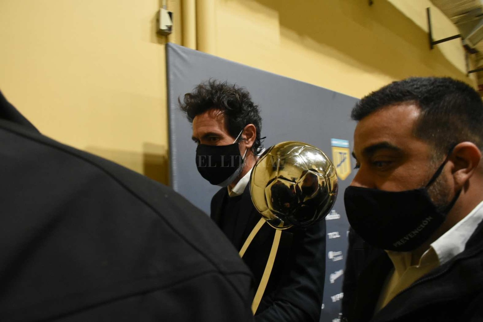 Así salió Eduardo Domínguez desde San Juan con la Copa en sus brazos. A la 1:35 del sábado el plantel llegó a Sauce Viejo.