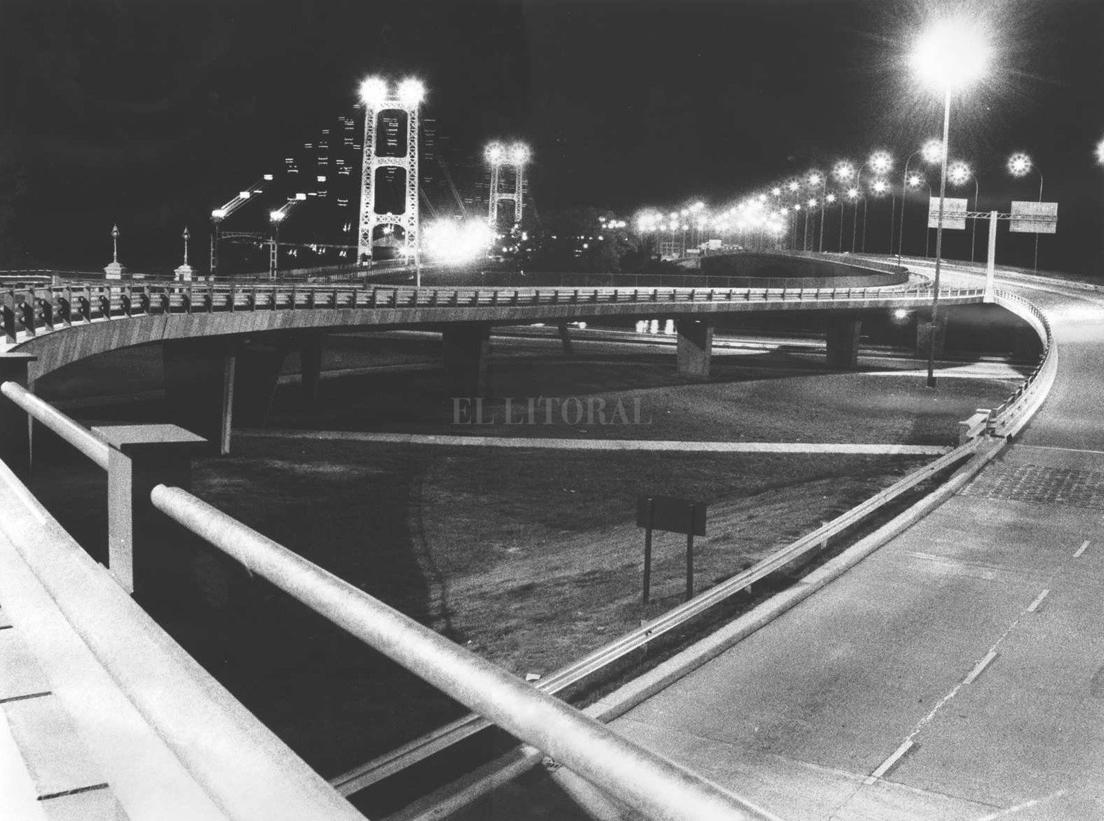 El puente Oroño comenzó a construirse en 1968 y el 29 de septiembre de 1971 se habilitó oficialmente. Se pensó como un refuerzo al Puente Colgante.